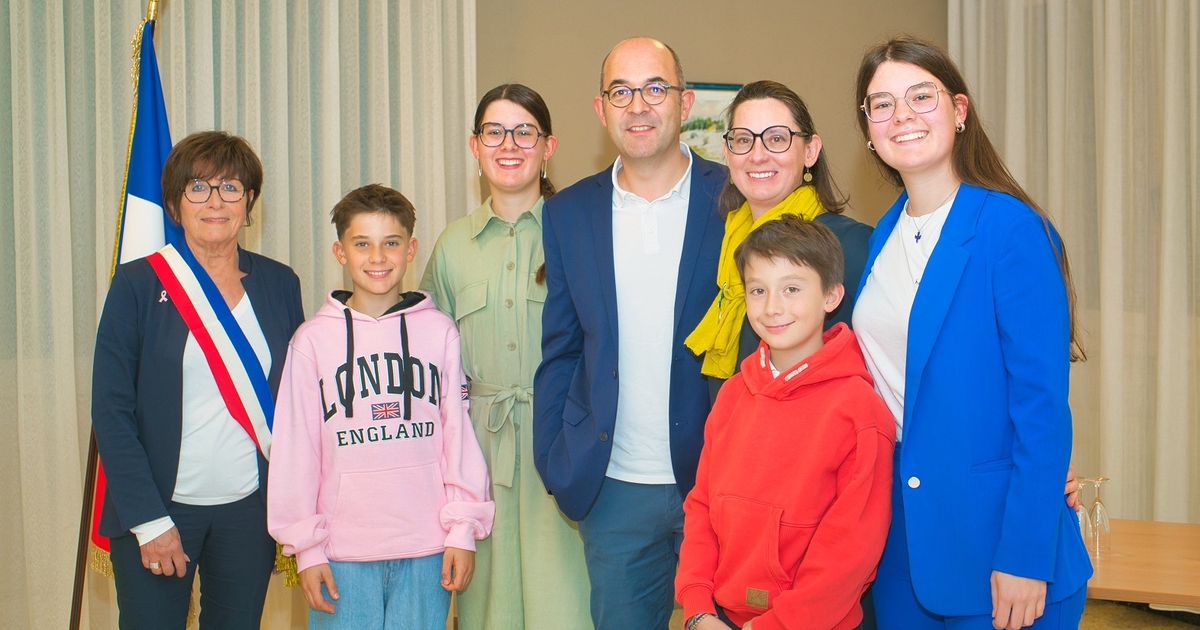 Alice PERRIN reçoit la médaille de l'enfance et des familles 
